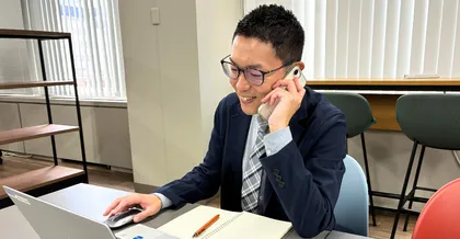 支配人とスケジュールを調整するS.Tさん
